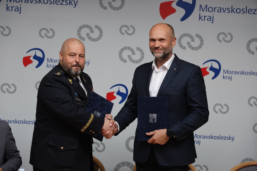 V krajských organizacích budou pomáhat vězni. Kraj podepsal memorandum s Vězeňskou službou