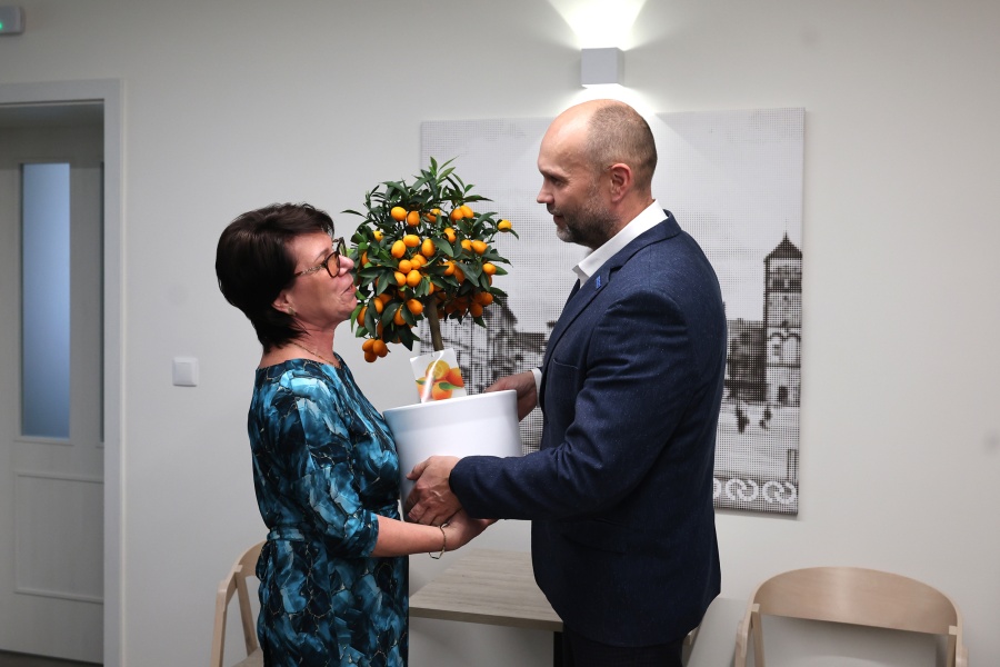 Předávání daru při slavnostním otevření moderního centra rodinné podpory v Karviné