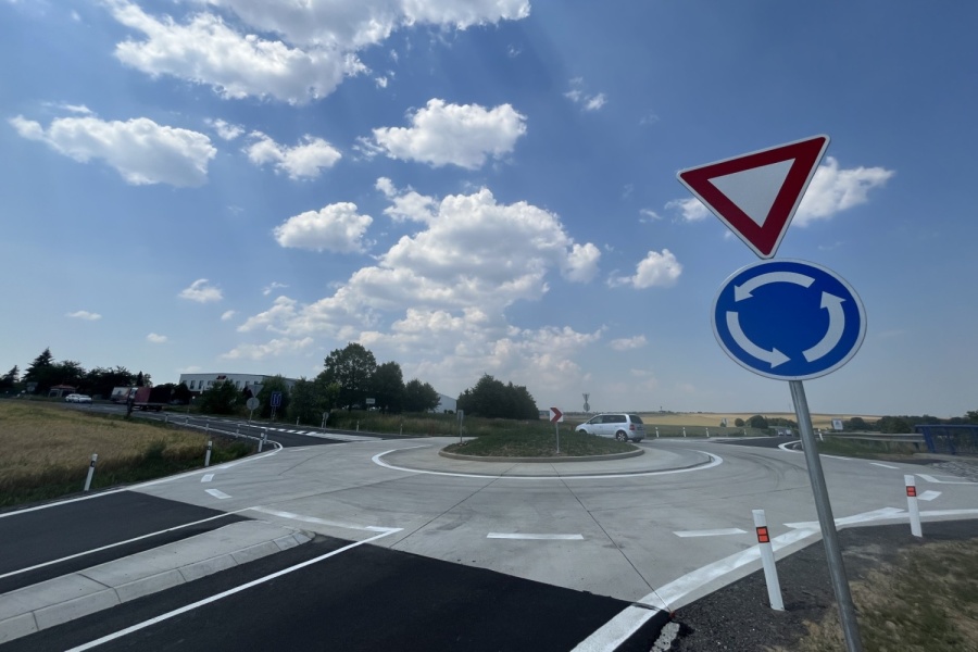 Nová okružní křižovatka v Krásném Poli je hotová – jde o stý kruhový objezd v majetku kraje