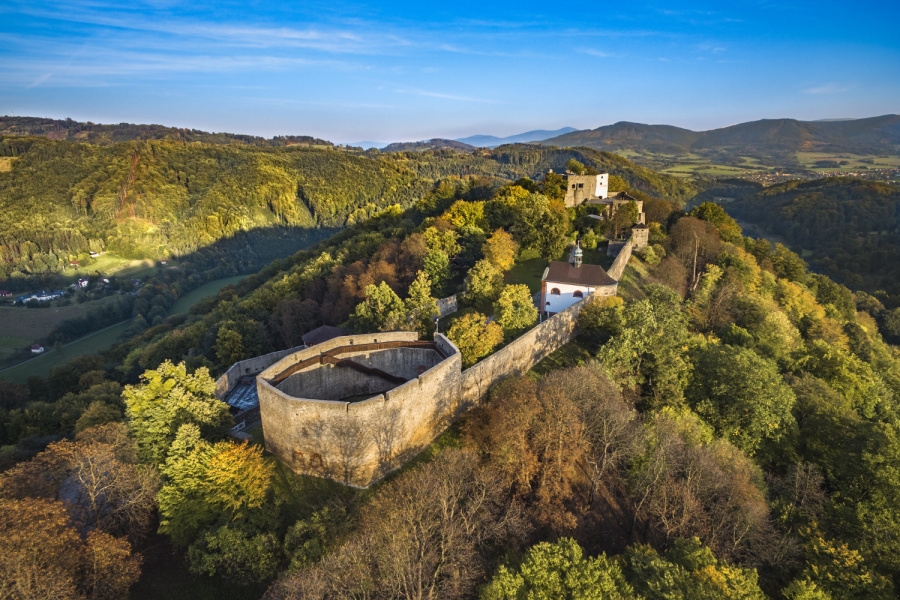 Opravený hrad Hukvaldy a zbojnické legendy. Přeshraniční spolupráce přinesla evropské peníze na řadu projekt