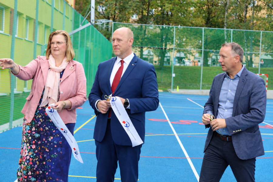 Střední škola prof. Matějčka v Ostravě má nový venkovní sportovní a vzdělávací areál