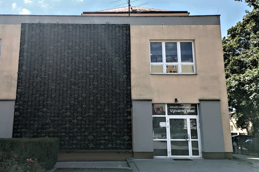 Gymnázium v Bílovci má novou zelenou fasádu. Krásná, živá a chytrá zároveň